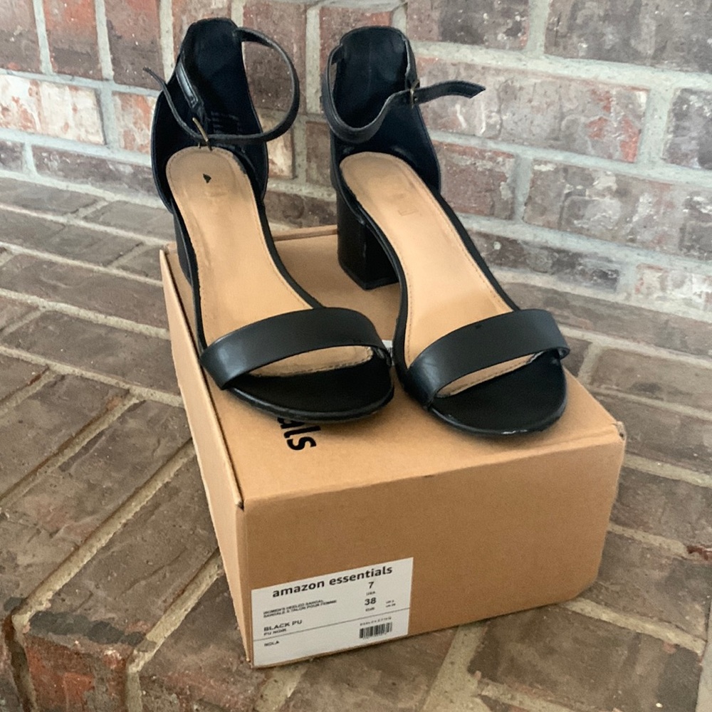 Amazon Essentials Women’s Heeled Sandal. Black. Size 7